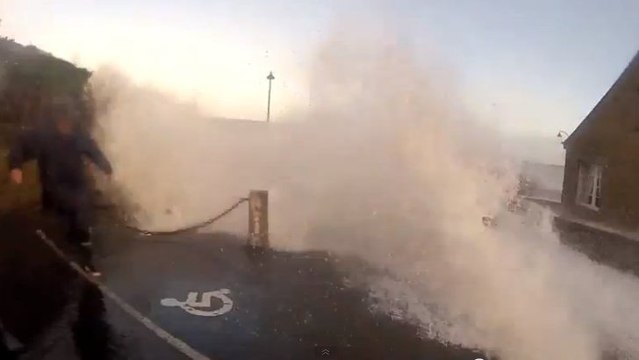 Une vague géante est apparue à Saint Malo. Tout a été filmé