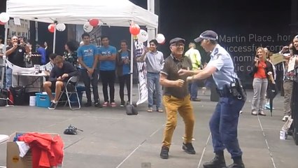 Alors qu'il dansait dans la rue, la police vient interpeller cet homme. La raison va vous surprendre