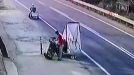 Atık kağıt toplayan iki şahsın çöp konteynerlerini çaldığı anlar kamerada