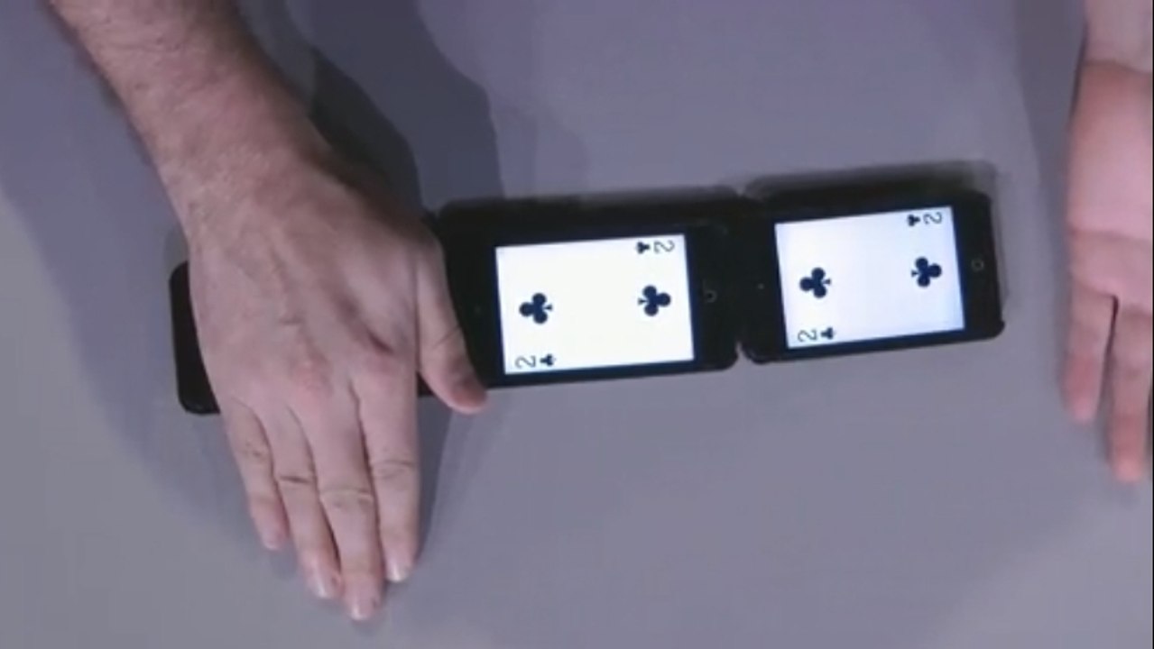 Ce magicien fait des tours de magie un peu particuliers. Il utilise pour cela un objet de tous les jours