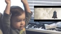 Un bébé découvre Superman. Vous allez fondre devant sa réaction