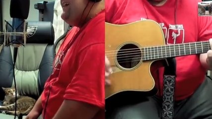 La voix de cet homme est magnifique. Il a un talent incroyable