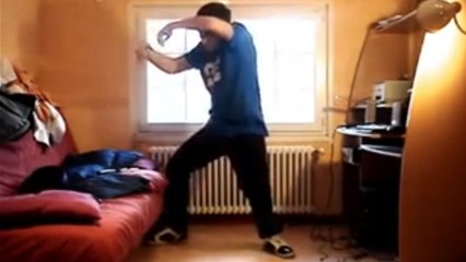 Ce jeune homme est incroyablement talentueux. Regardez le danser