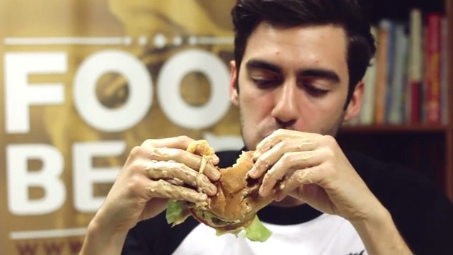 Découvrez une astuce incroyable pour manger votre hamburger proprement