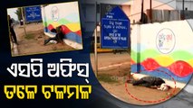 News Fuse:Drunkard Man Sleeps Outside Puri SP Office In Inebriate Condition