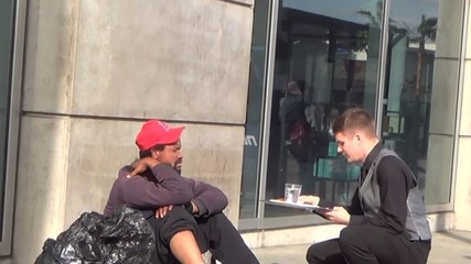 Ce jeune homme s'est transformé en serveur. Mais qui a t-il servi ?