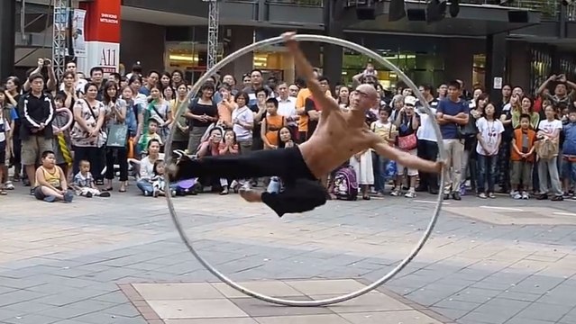 Découvrez l'incroyable talent de cet homme. Il danse avec une roue de cyr