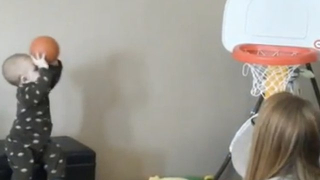A 15 mois, ce bébé joue mieux que vous au basket
