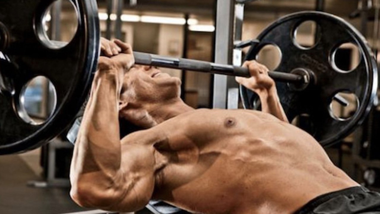 Bankdrücken: Hier sind ein paar Übungen für eure Brustmuskulatur