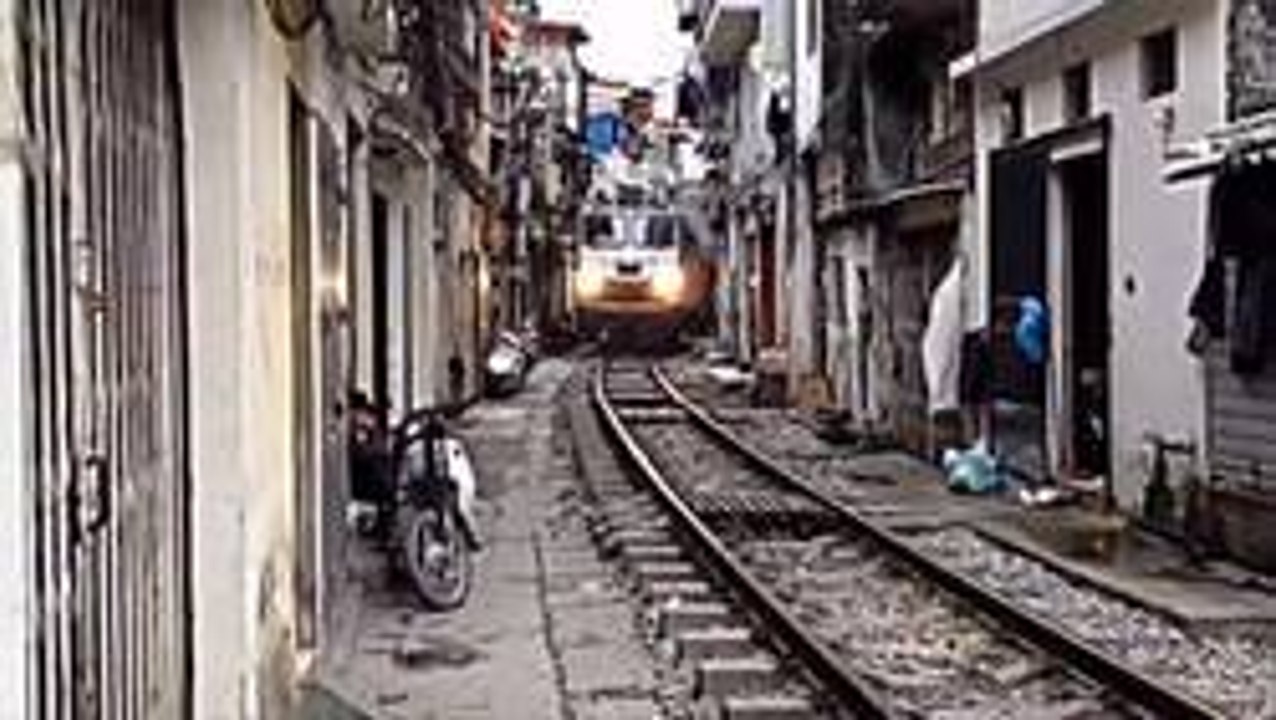 Au Vietnam, le train est un vrai danger. Découvrez pourquoi