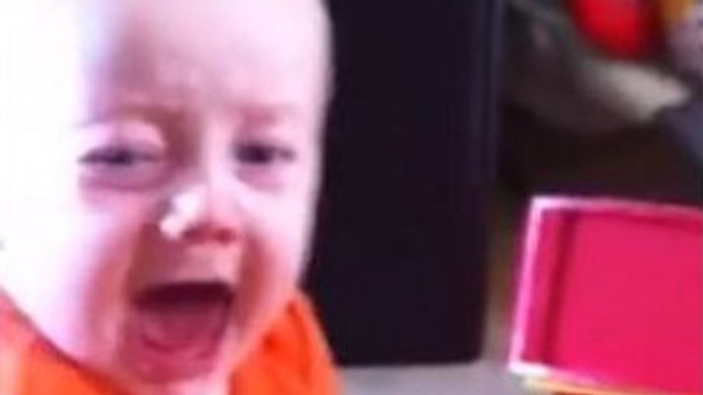 Ce bébé est terrifié par quelque chose. Cela va vous étonner