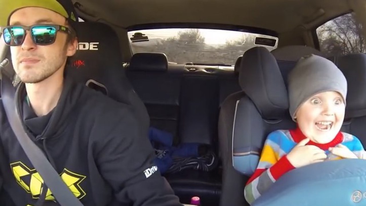 Ce papa sait comment rendre heureux son enfant en voiture. Sa réaction est merveilleuse