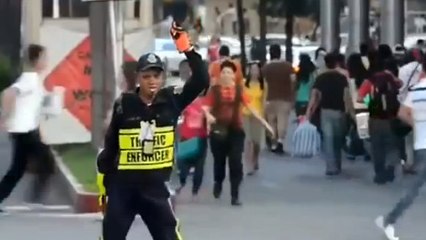 Ce policier a une drôle de façon de faire la circulation. Sa méthode est vraiment originale