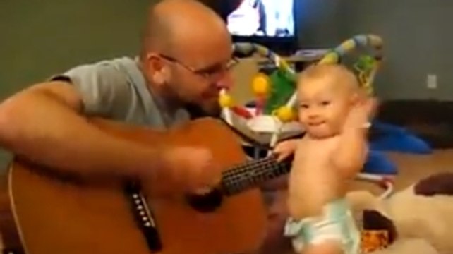 Ce bébé est déjà un grand fan de rock. Il danse dès que son père joue de la guitare