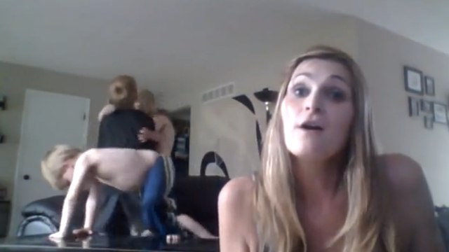 Être maman n'est pas facile tous les jours. Cette jeune femme nous le montre en chanson