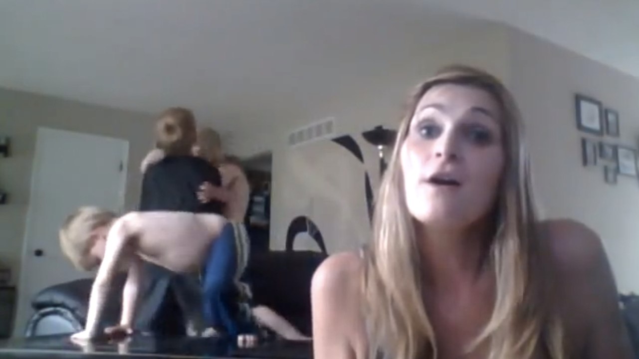 Être maman n'est pas facile tous les jours. Cette jeune femme nous le montre en chanson