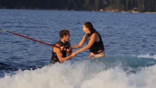 Ce couple faisait du wakeboard. Mais cet homme a reservé une incroyable surprise à sa copine