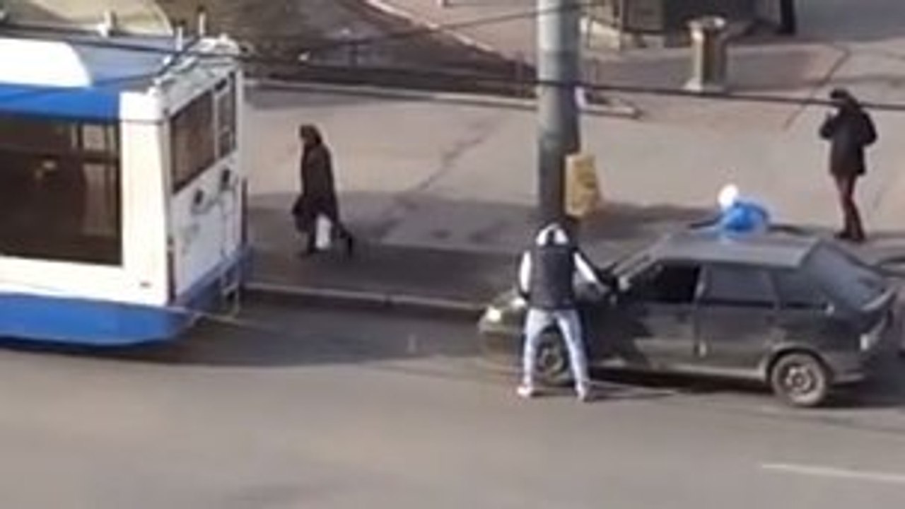 Ces jeunes voulaient remorquer leur voiture en panne. Mais rien ne s'est passé comme prévu