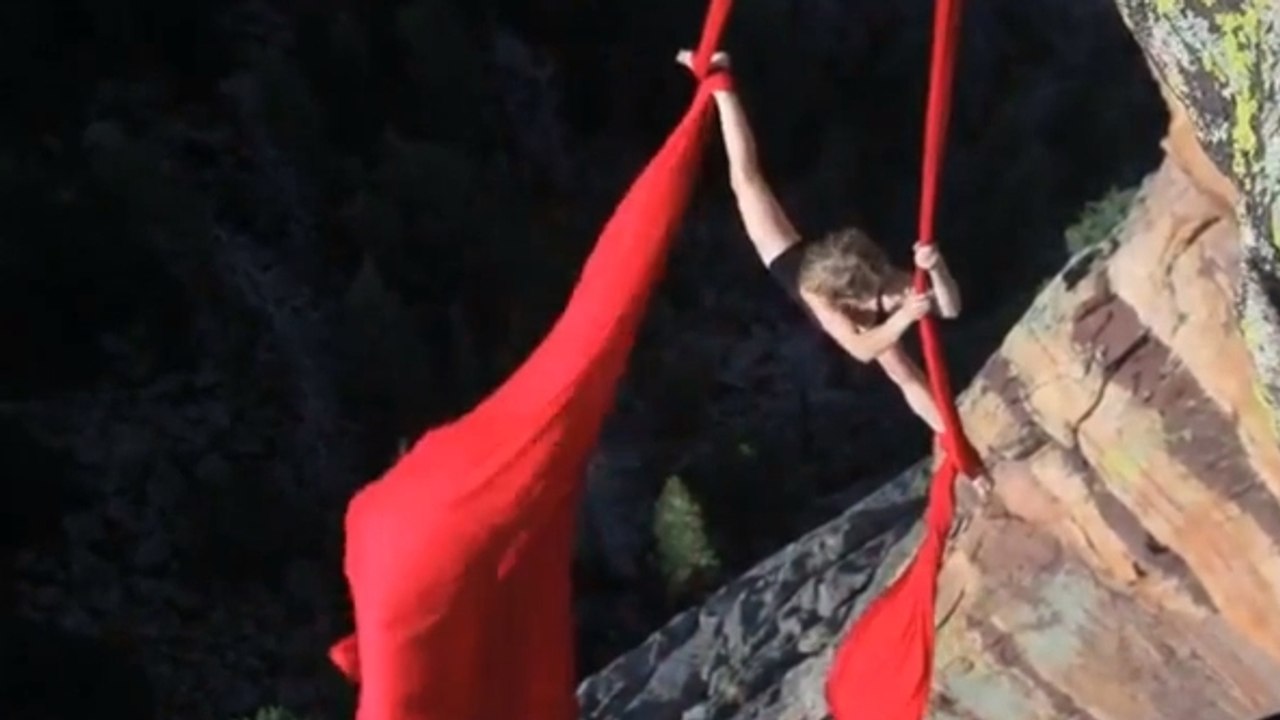 Cette jeune femme réalise une danse un peu particulière. Vous allez avoir le vertige