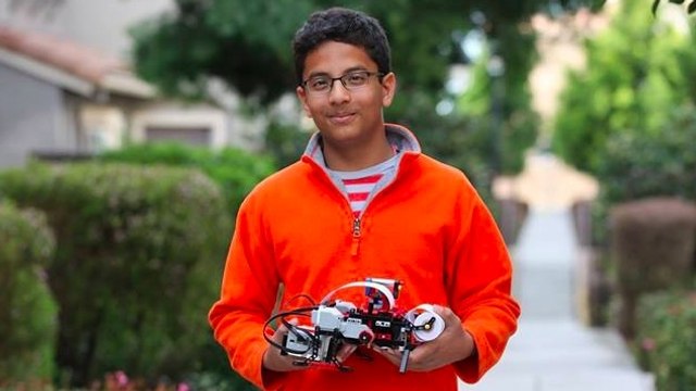 Ce garçon est un petit génie. Regardez ce qu'il a créé avec une boite de lego