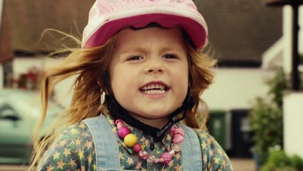 Cette petite fille est la boss de son quartier. Vous allez craquer