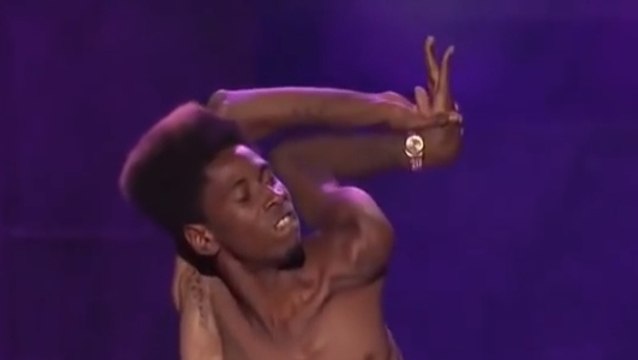 Cet homme est un incroyable danseur. Découvrez son talent complètement fou