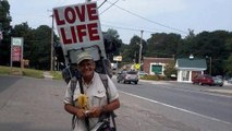 Cet homme de 67 ans ne s'est pas arrêté de marcher depuis 14 ans. Découvrez son incroyable histoire