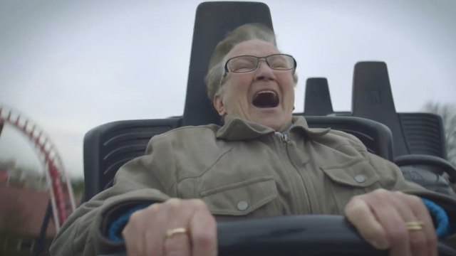 Cette grand-mère monte pour la première fois dans des montagnes russes. Sa réaction va vous surprendre