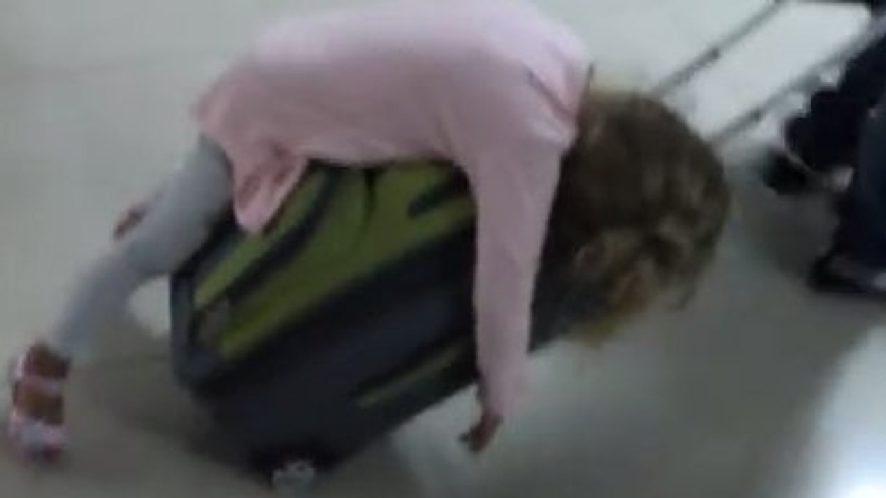 Cette petite fille est vraiment fatiguée. Et elle n'hésite pas à le montrer