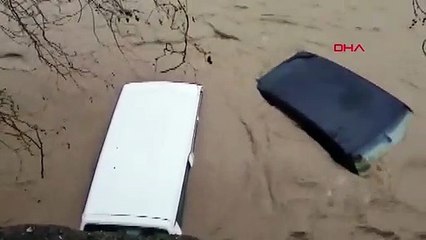 Çanakkale'de çay taştı; araçlar sular altında