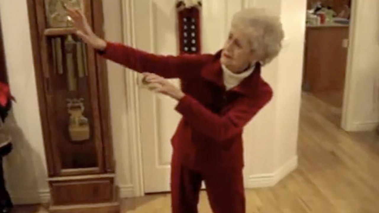 Cette grand-mère sait comment faire la fête. Elle va vous faire halluciner