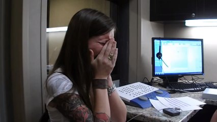 Née sourde, elle entend pour la première fois. Sa réaction est très émouvante
