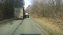 Ce camion voulait doubler un tracteur. Mais rien ne s'est passé comme prévu