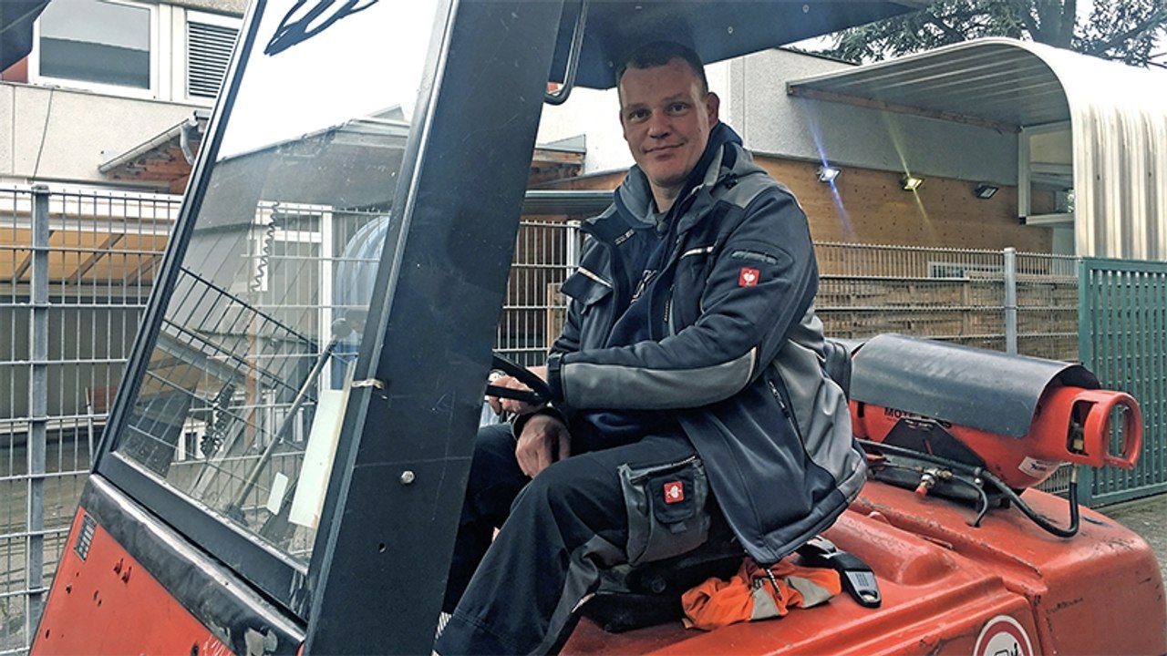 Armes Deutschland: Trotz Vollzeitjob muss er ein Doppelleben führen - die Wahrheit ist tieftraurig