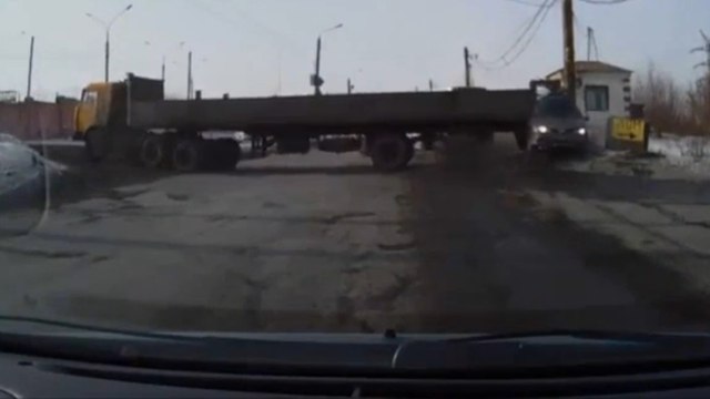 Regardez la vidéo de cet accident entre un camion et une voiture. C'est spectaculaire