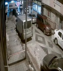 SULTANGAZİ'DE PARK HALİNDEKİ MİNİBÜSE BÖYLE ÇARPTI