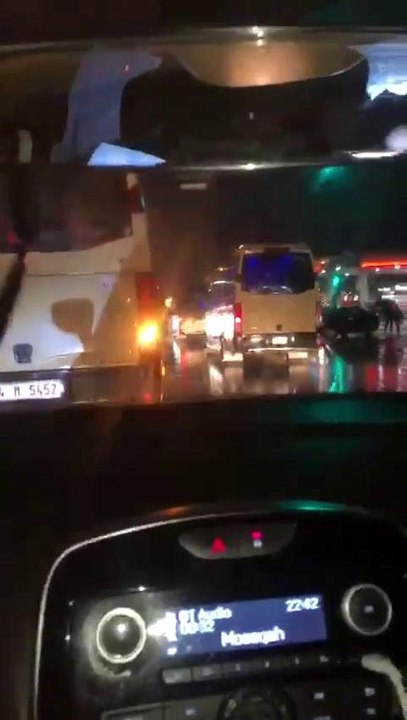 Dolmuşçular tünel kapatıp asker eğlencesi yaptı- Esenyurt'ta meşaleli asker eğlencesi trafiği zora soktu