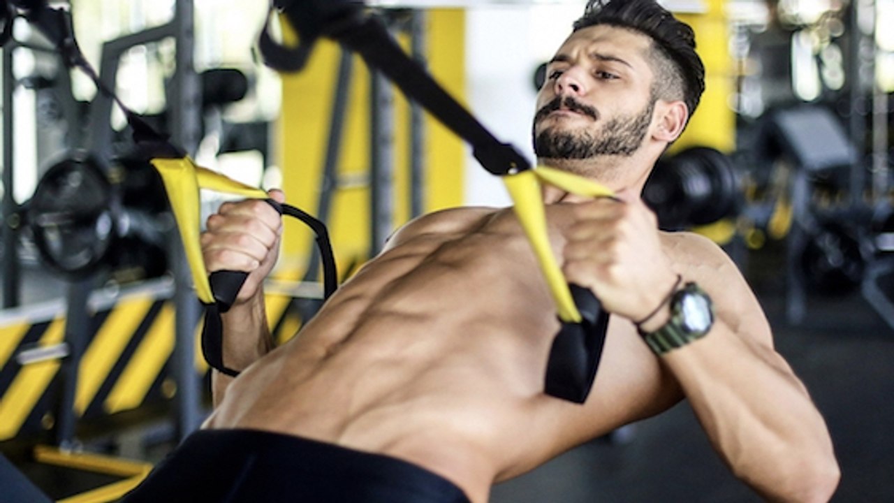 Muskeltraining an trx-schlaufen: Übungen und bewegungen für ein komplettes workout