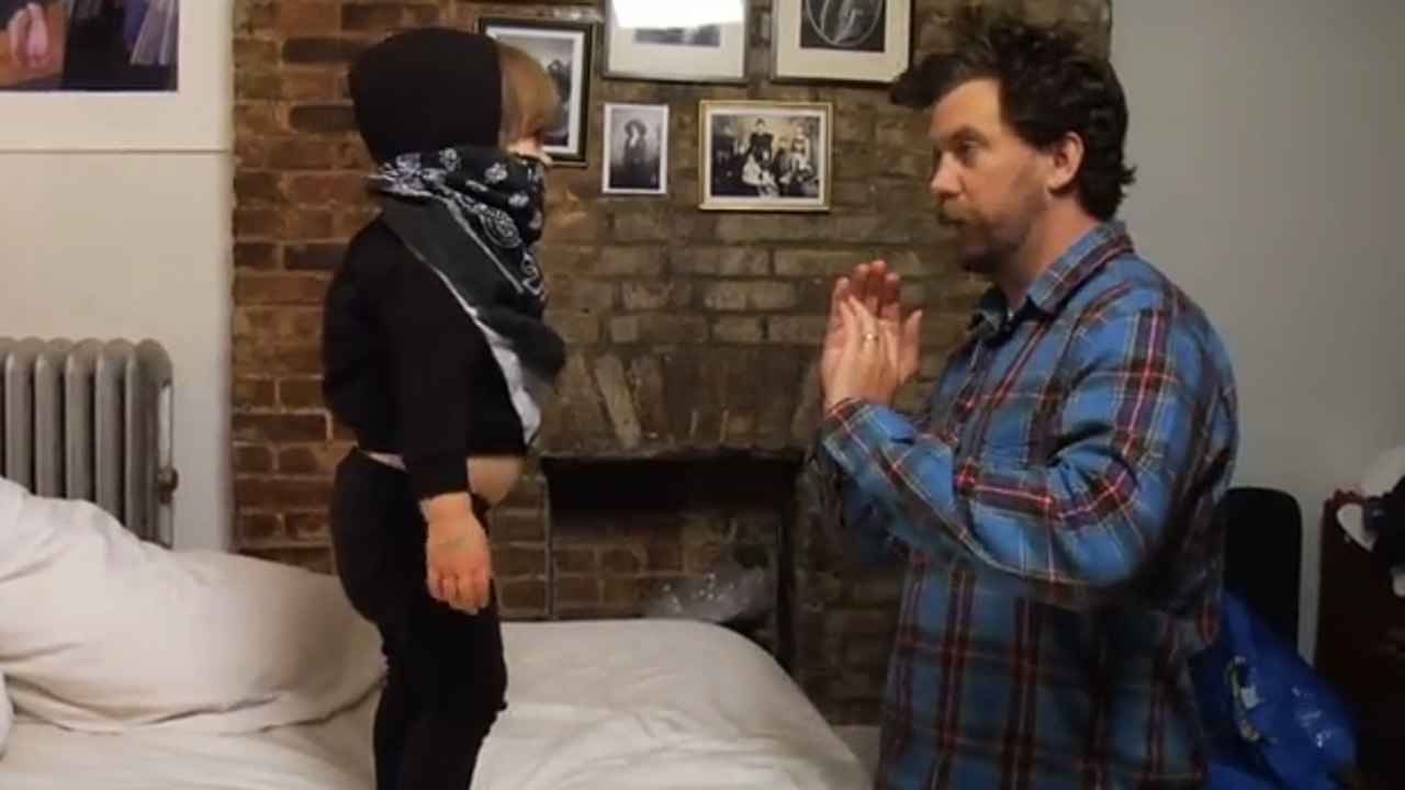 Cet homme donne un cours de self défense très particulier. Le résultat va vous faire fondre