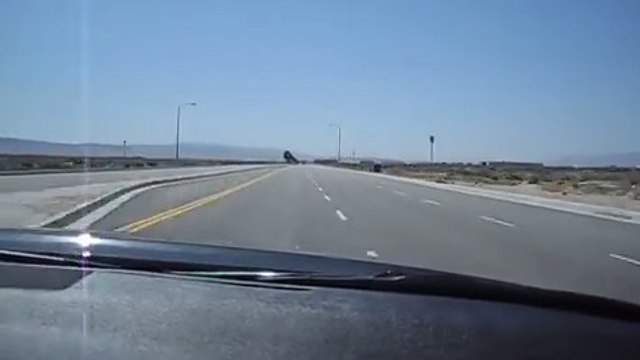 Cette route possède une étrange particularité. Ecoutez bien