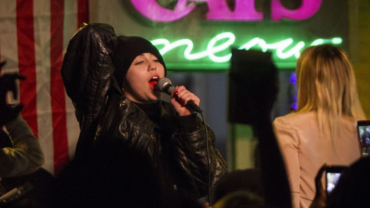 Miley Cyrus : totalement déchaînée lors d'un karaoké, découvrez sa prestation