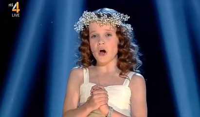 Cette petite fille livre une prestation incroyable sur scène. Elle va vous donner des frissons