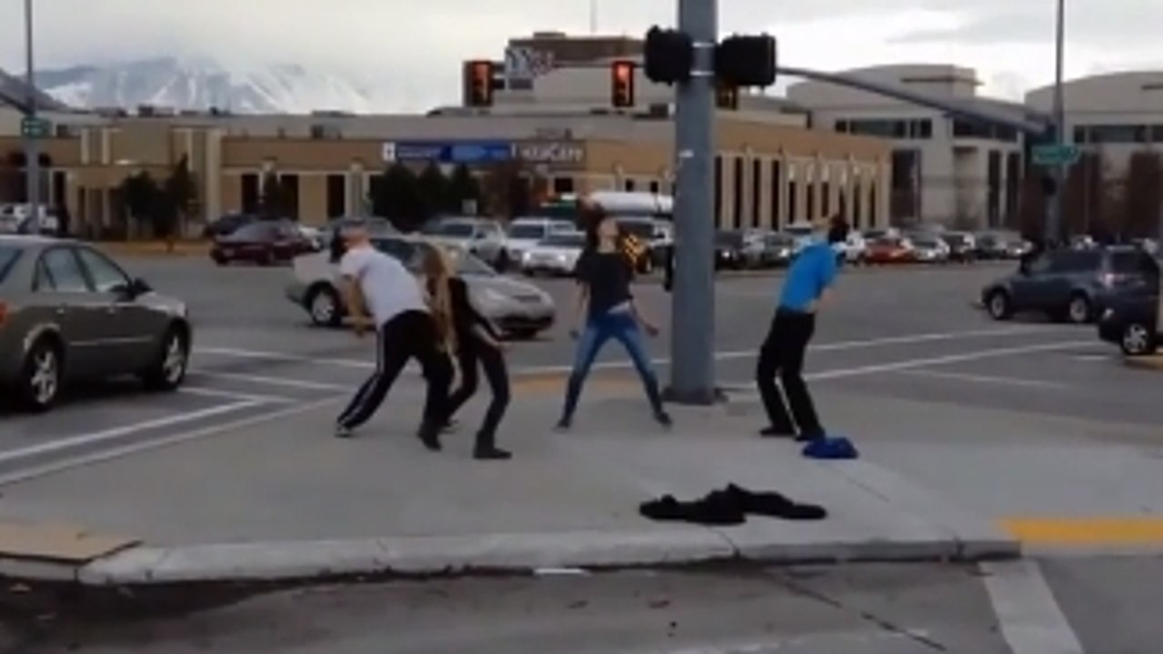 En perdant son pari, ce jeune homme a dû danser en public. Mais il ne s'attendait pas à ça