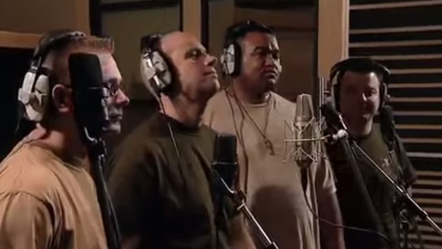 Ces militaires ont décidé de chanter une chanson pour soutenir leurs amis au front. Ils vont vous émouvoir