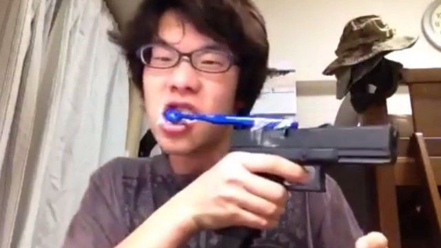 Cet adolescent a inventé une nouvelle méthode pour se brosser les dents. Elle va vous laisser perplexe