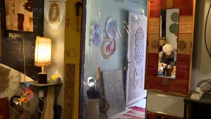 فنان حرفي أردني يحوّل الليف الطبيعي إلى قطع فنية متنوعة