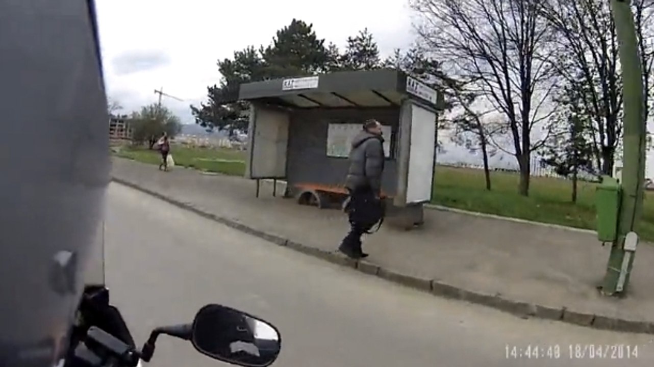 Un piéton venait de rater son bus. Mais ce motard a fait quelque chose d'extraordinaire pour l'aider