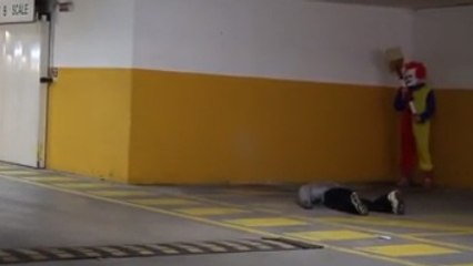 Ces passants ont rencontré un étrange clown. Ils ne se doutaient pas de ce qui allait suivre