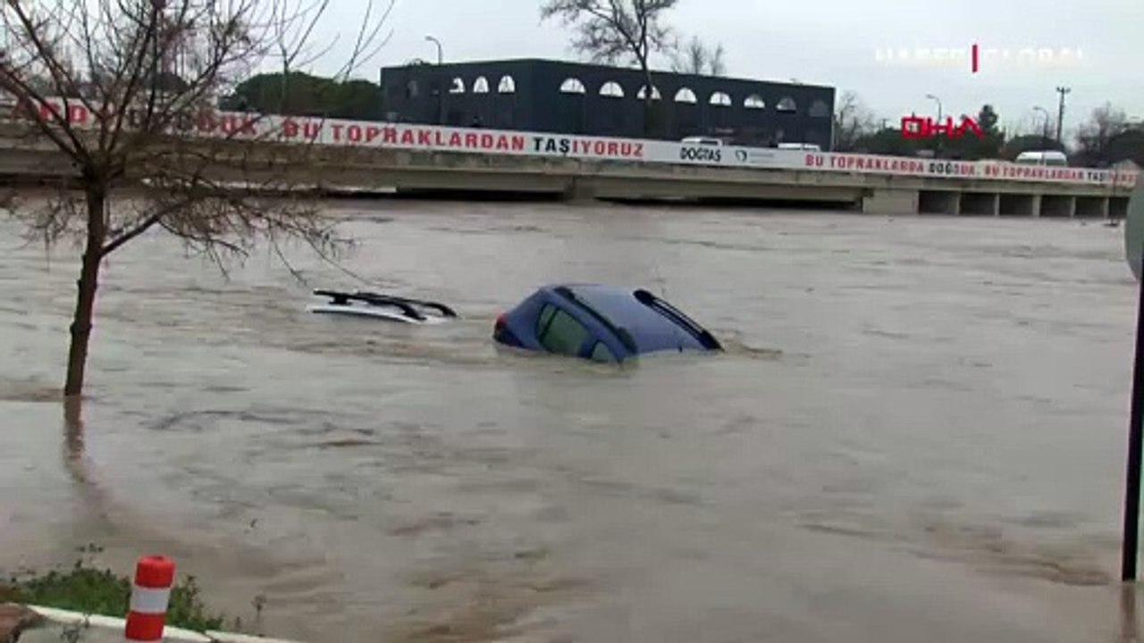 Çanakkale Biga'da Kocabaş Çayı taştı, otoparktaki araçlar su altında kaldı