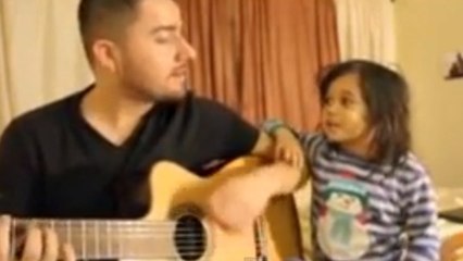 Ce père et sa fille forment un duo touchant à la guitare. Un vrai moment de tendresse